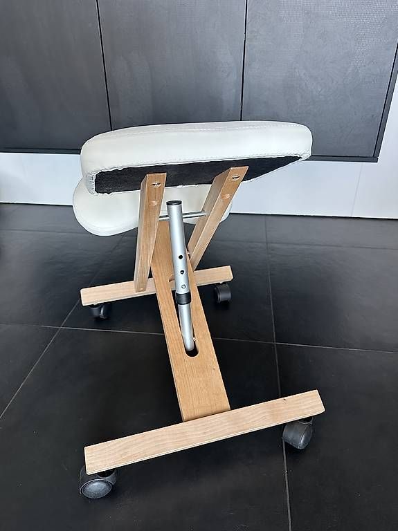 Chaises: Kniestuhl – D'occasion à Utzigen par cat1204 1