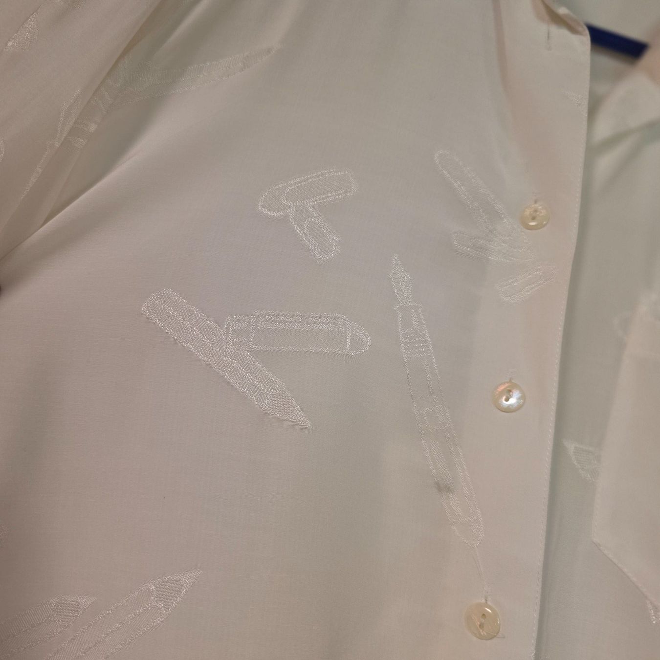 Blusen: Weiße Viskose-Bluse 38/M, Oversize, Motiv Stifte – Gebraucht aus Wald ZH von CapLux 8