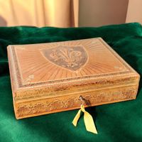 Antike Leder Schmuckbox fleur de lis mit grüner Seide✨