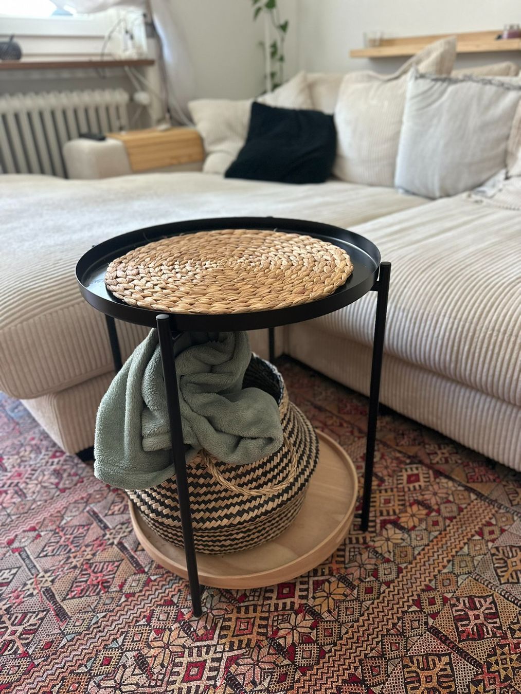 Tables: Couchtisch/Tabletttisch, schwarz ab CHF 1.- – D'occasion à Luzern par Sarii88 2