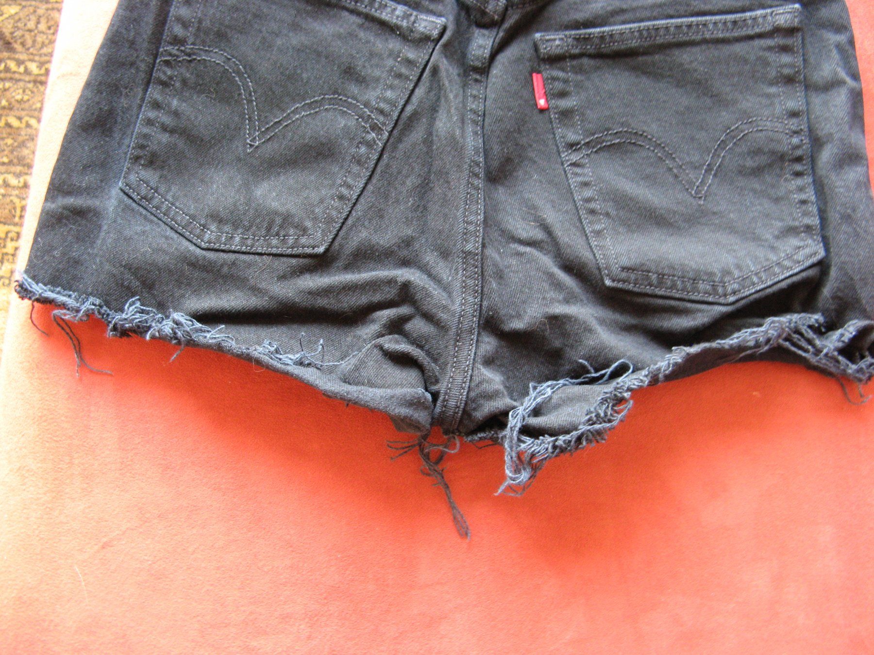 Levi's Pantaloni: schwarze Levi Strauss Hot Pants Gr. 28 – Usato da Zürich venduto da apil 5