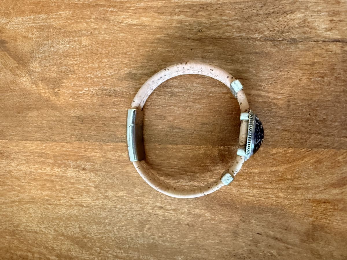 Armbänder & -reifen: Kork Armband mit Medaillon – Gebraucht aus Rorschacherberg von galylea 1