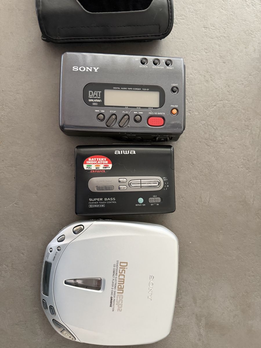 Sony DAT Walkman TCD-D7, Aiwa Kassetten-Player & Discman D-E (Defekt ...