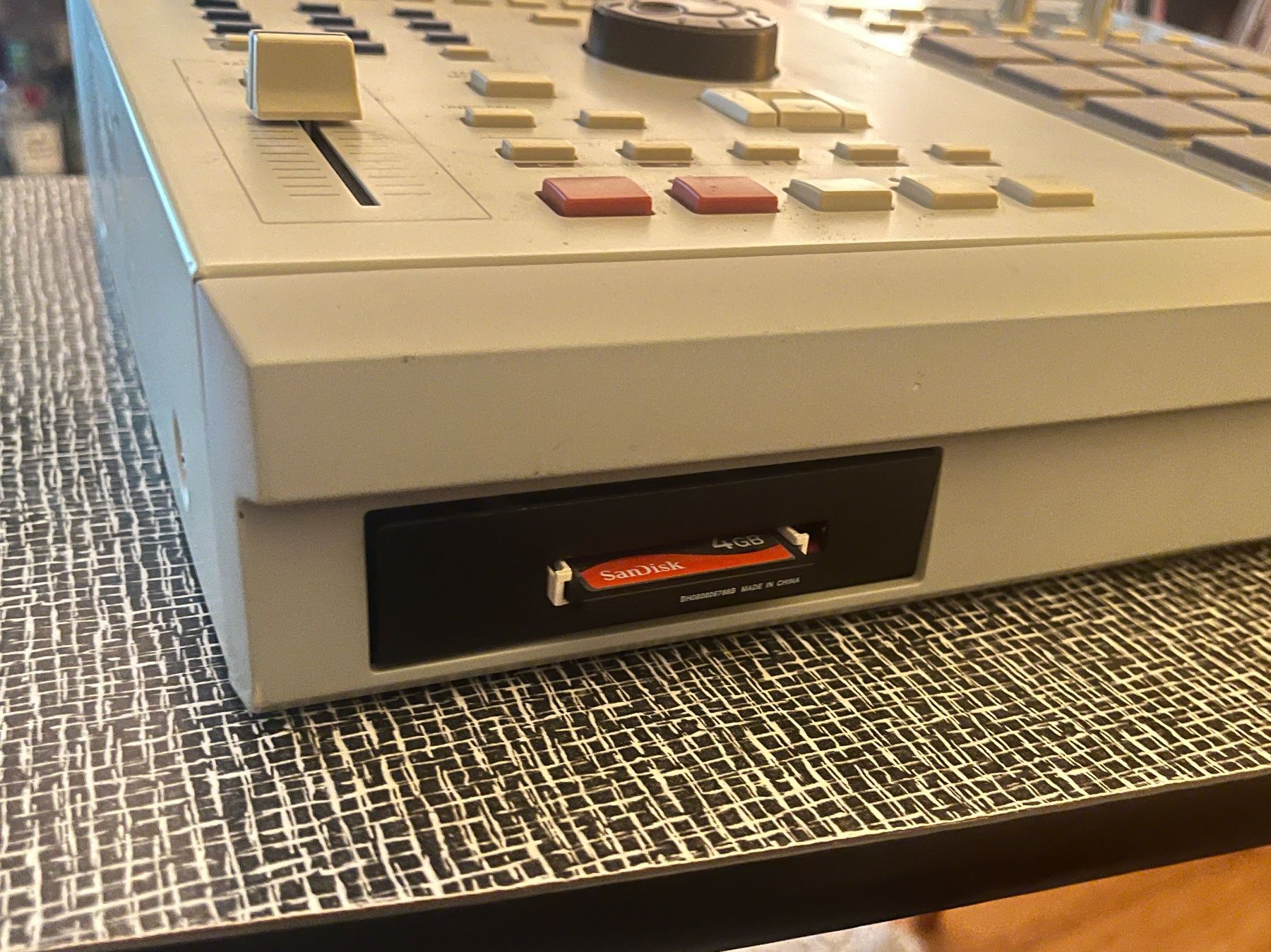 Akai Instruments de musique: Akai MPC 2000 XL – D'occasion à Zürich par datmax 3