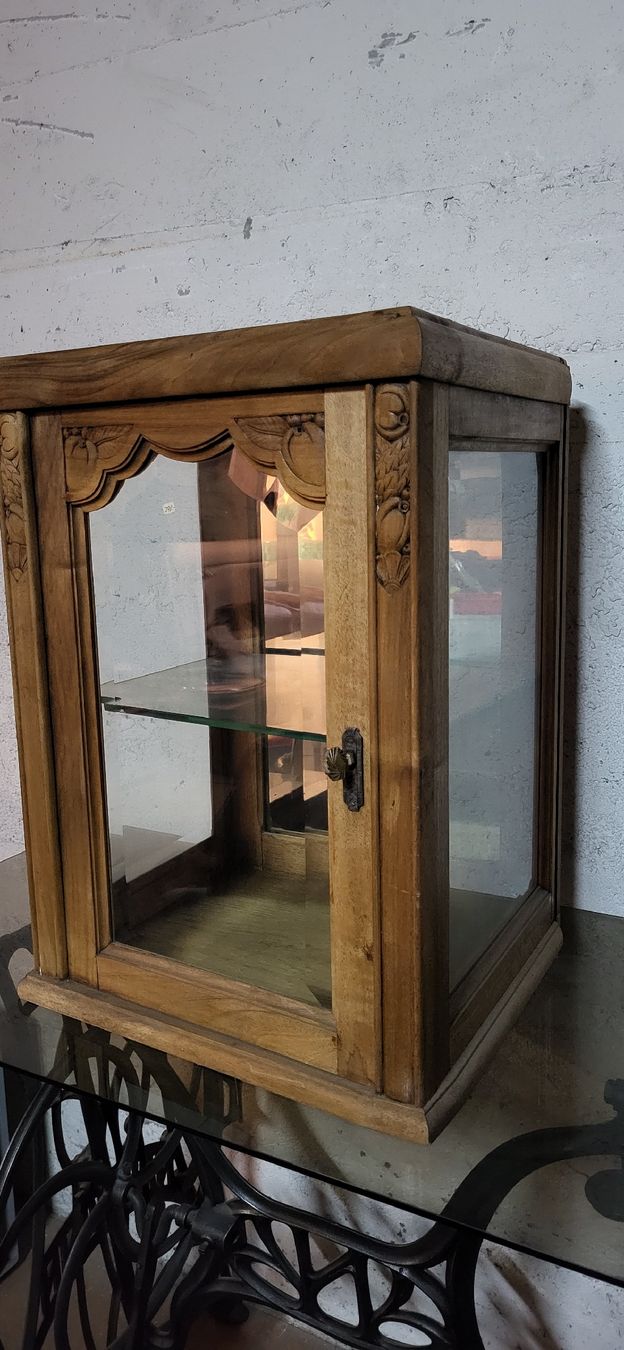 Vitrinen: Wunderschön und einzigartige Vitrine – Gebraucht aus Bellach von Kebjeer 2