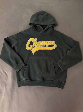 Grüner Kaputzenpullover mit gelber schrift