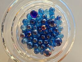 mind. 100 Glasmurmeln in verschieden schimmernden Blautönen