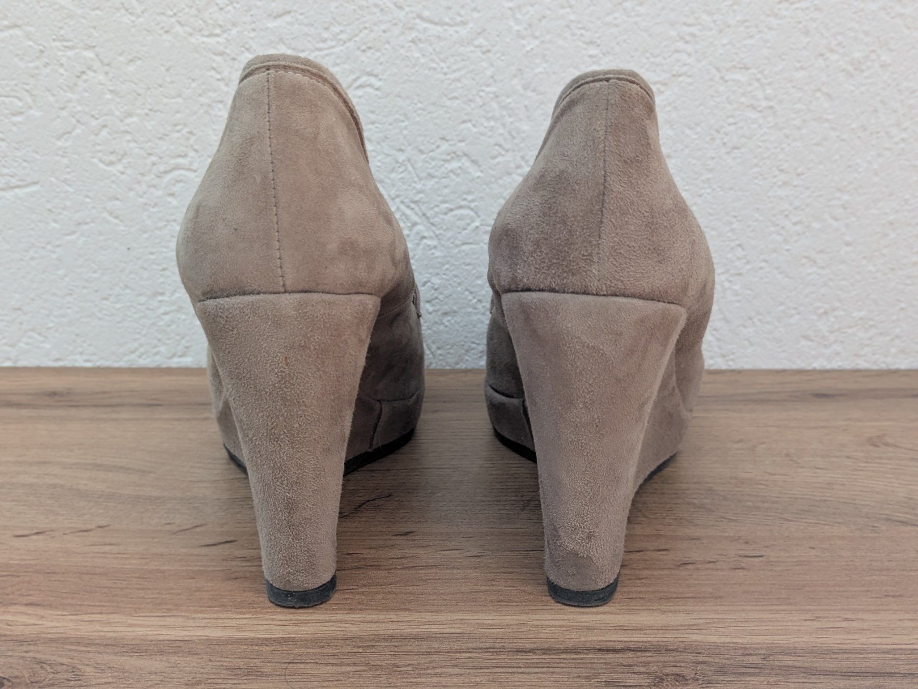 Scarpe da donna: Minelli Escarpins compensés en daim taupe, taille 40 – Usato da Courchapoix venduto da Oooriiiane09 1