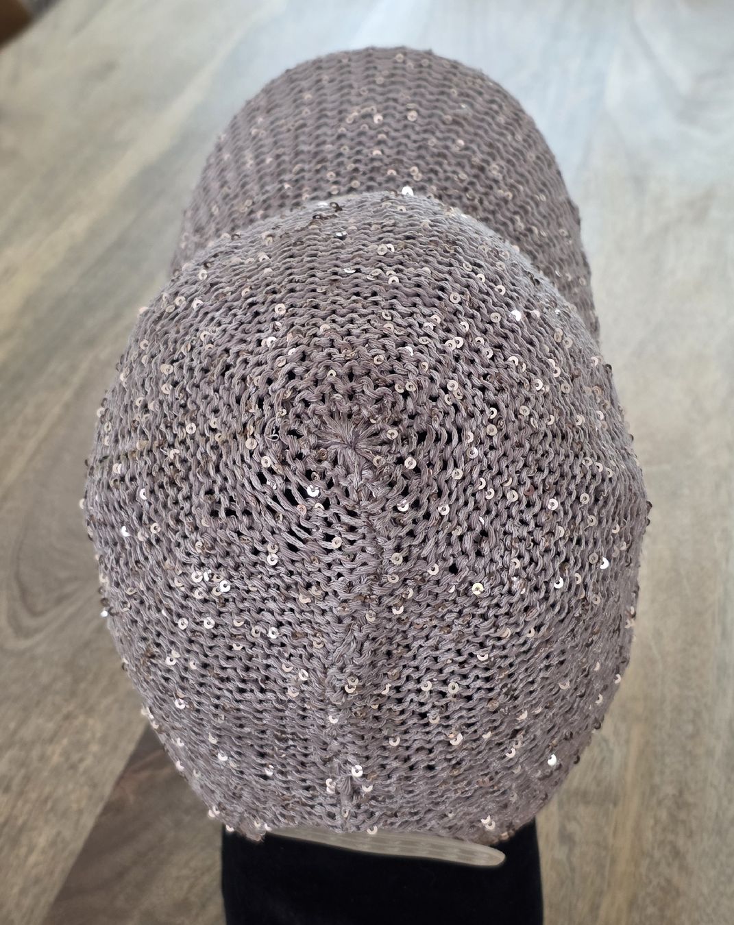 Altro in Moda donna: Cap mit Pailletten Strick Grösse Universal – Usato da Rheinsulz venduto da Gilea 2