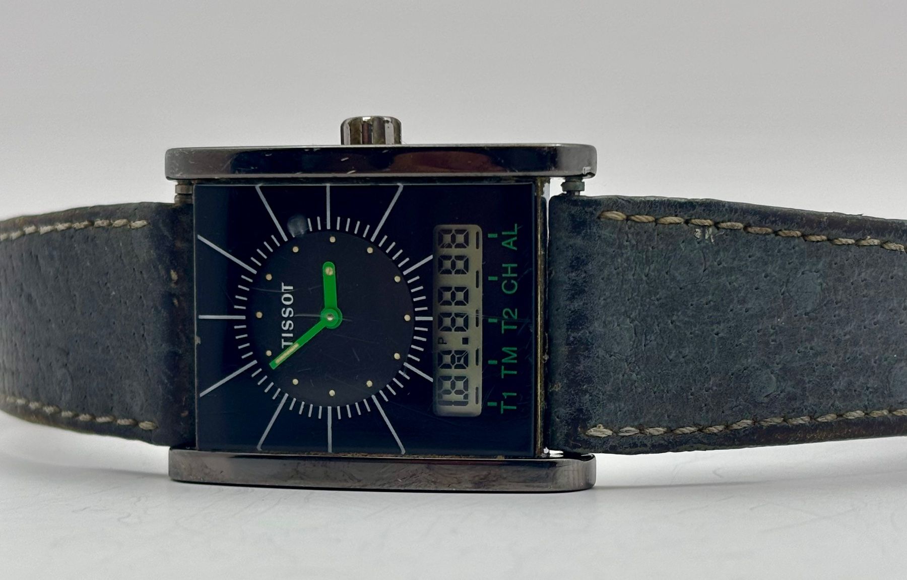Tissot Uhren: NEO-VINTAGE-KLASSIKER TISSOT TWO TIMER – Defekt aus Rorschach von ZeitWerk.10 5