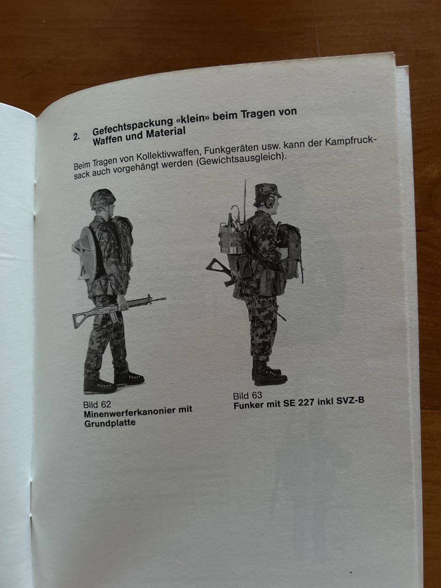 Libri: Reglement Bekleidung – Usato da Bussnang venduto da Otter_4 5