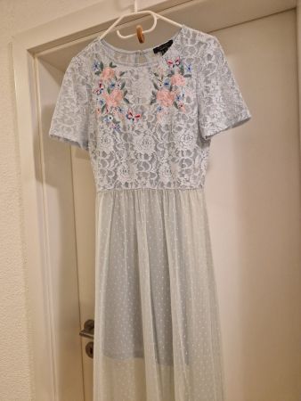 Spitzenkleid mit florale Stickereien