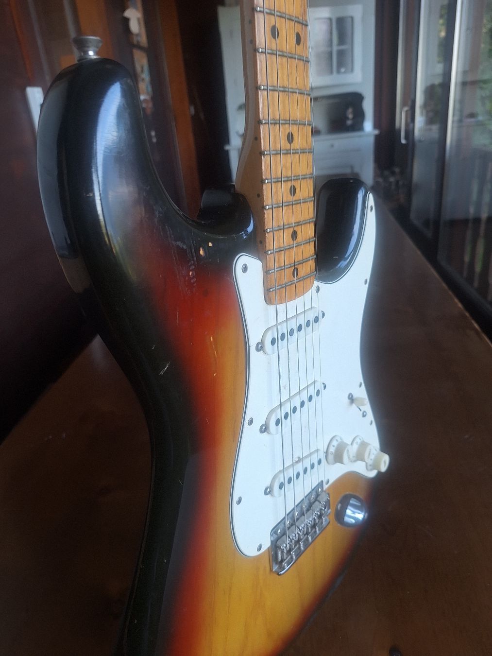 Fender Strumenti musicali: Fender Stratocaster sunburst 1975 – Usato da Le Sentier venduto da shuck 6