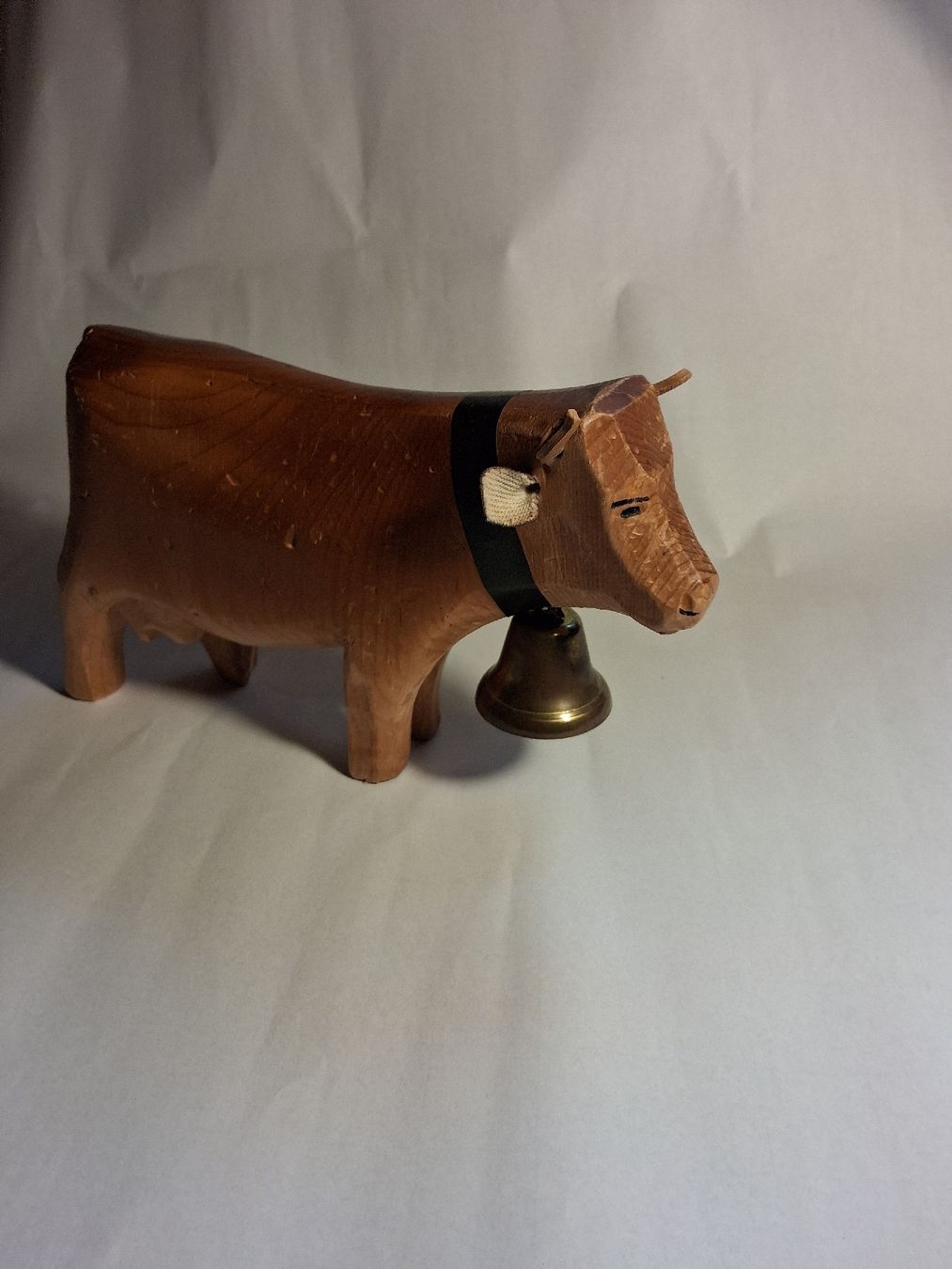 Figurines: Holzkuh mit Glocke  – D'occasion à Schwellbrunn par corluk