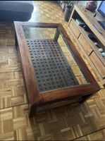 Table basse en bois massif et verre, style unique et chic