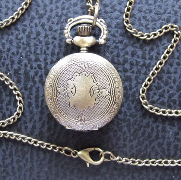 Orologi: Umhängeuhr Wappen Emblem Victorian Style – Nuovo (secondo la descrizione) da Schwanden GL venduto da UHRKNALL