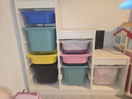 Trofastregal und Aufbewahrungsboxen  