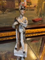 Schöner Porzellan Figur