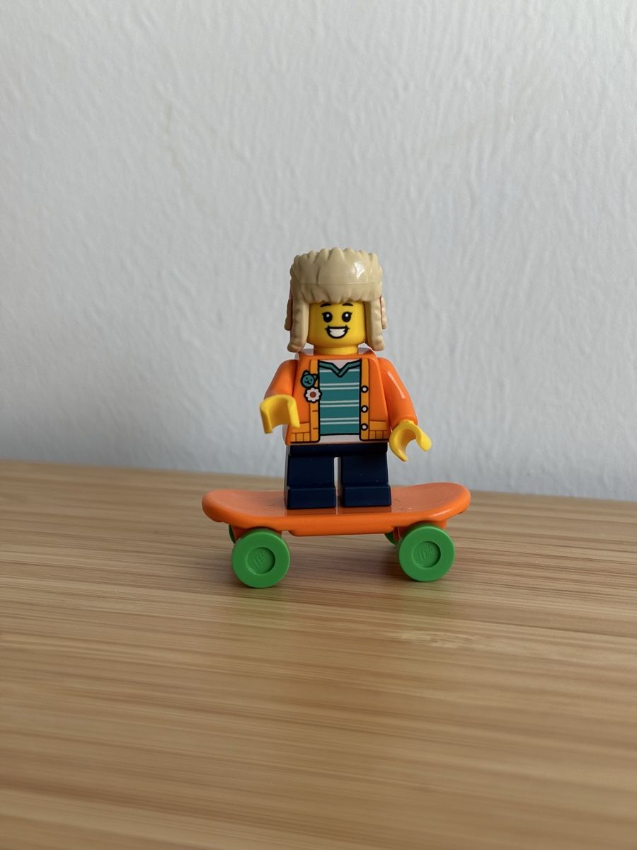 Lego Statuette: Lego Mädchen mit Skateboard – Nuovo (secondo la descrizione) da Neuhausen am Rheinfall venduto da Laghi