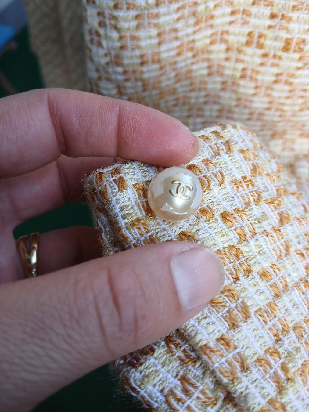 Chanel Completi, tute sportive e funzionali: Tailleur Chanel ocre et beige M – Usato da Monthey venduto da mar_h6jr 4