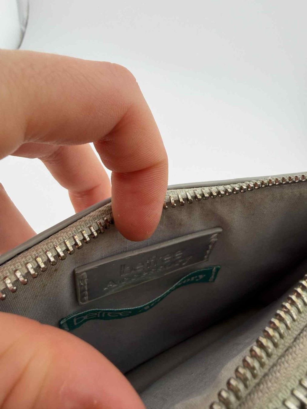Taschen: Silberne Handtasche ✅ – Gebraucht aus Riehen von edu_92w7 4