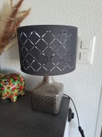 Schwarze Tischlampe mit silbernem Fuss, wie neue
