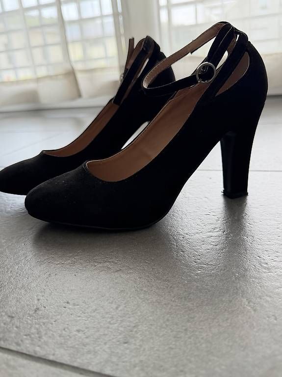 Damenschuhe: Absatzschuhe Schwarz mit Riemchen – Gebraucht aus Bleienbach von Chi_Cari 1