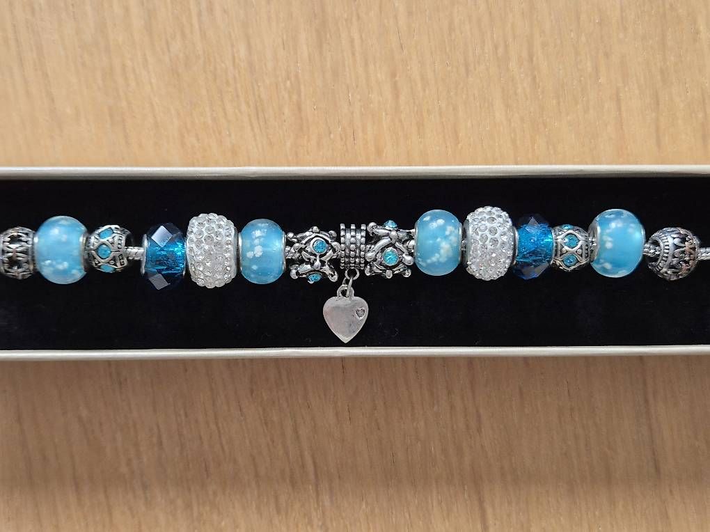 Bracciali & Braccialetti: Armband Blau/Silber mit Charms – Usato da Liebefeld venduto da lor_8d7v