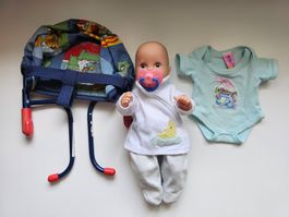 Puppe / Babypuppe mit Kleidung und Hochstuhl, guter Zustand