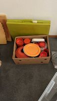 Klappbarer Campingtisch und Campinggeschirr