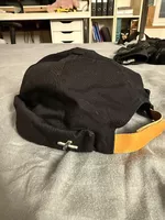 Schwarze Cap mit Lederdetail 