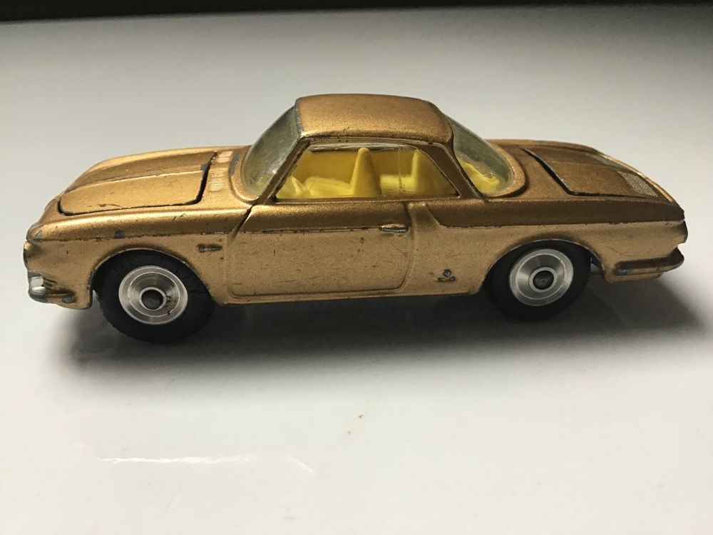 voiture miniature 1/43 CorgiToys crème VW 1500 Karmann Ghia