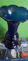 Blaue Glasvase mit welligem Rand, guter Zustand