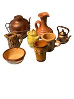 8 Teile für die Puppenstube, diverse Gefässe 