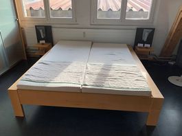 Massivholzbett mit Nachttischablagen