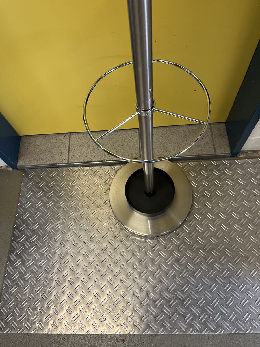 Altro in Decorazioni & Accessori: Garderobe Kleiderständer Edelstahl  und schwer – Usato da Strengelbach venduto da RaenAntikDesign 3