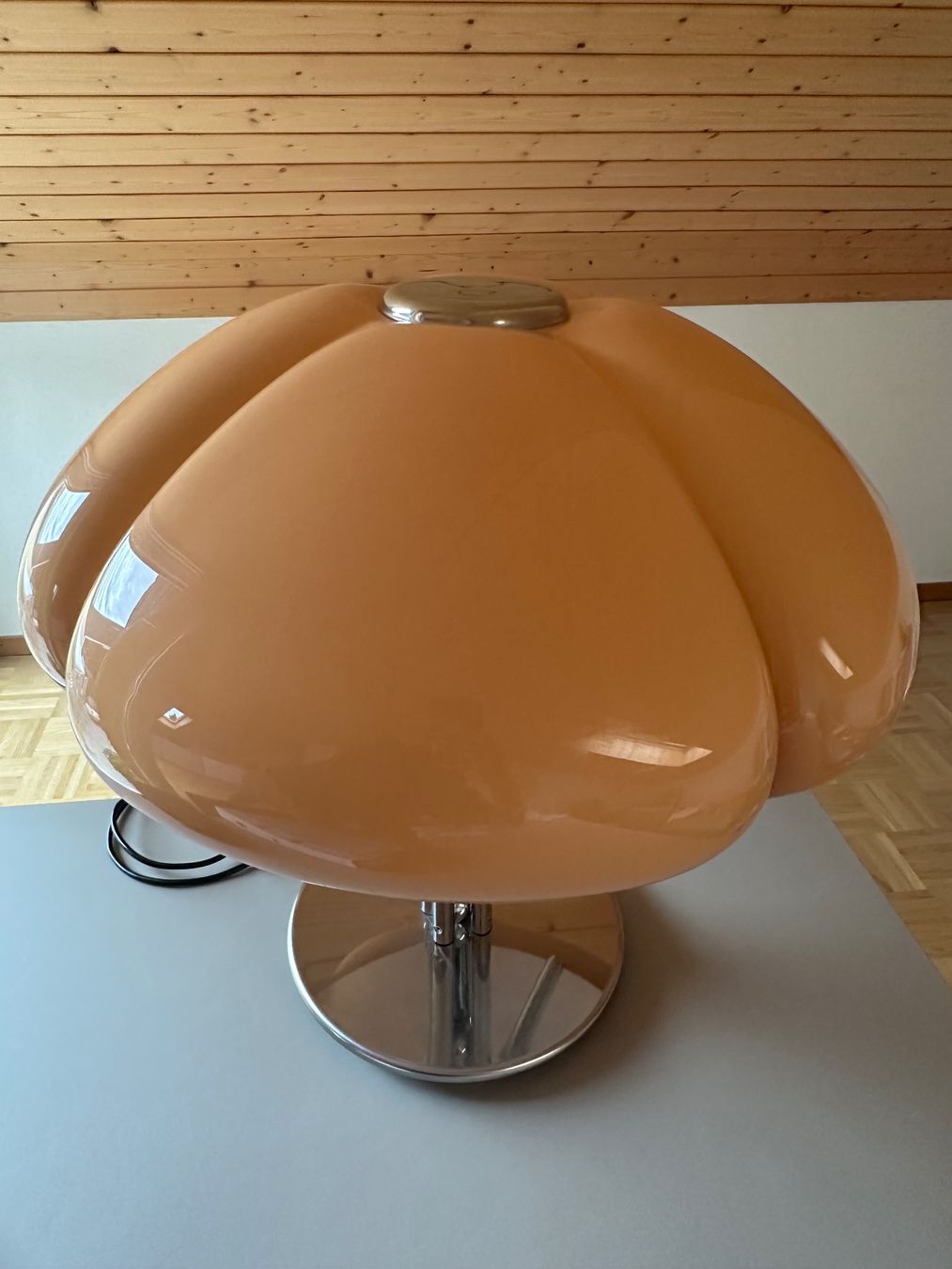 Guzzini Lampade: Guzzini 'Quadrifoglio' Lampe de table Gae Aulenti champagne – Usato da St-Sulpice VD venduto da _sell_off 2
