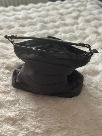 Dunkelgraue gesteppte Handtasche - Ideal für den Winter!