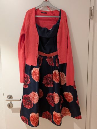 Kleid dunkelblau mit Blumen + Cardigan –Gr.M