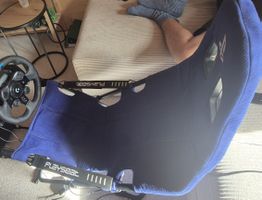 Logitech G923 Lenkrad mit Playseat
