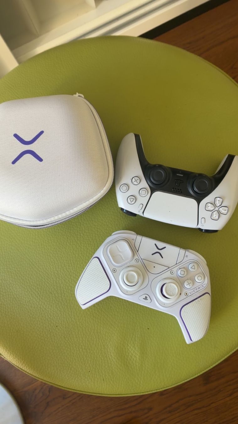 Sony Konsolen: Sony PlayStation 5 pro console white with controller – Gebraucht aus Aarau von sil_hyg5 2