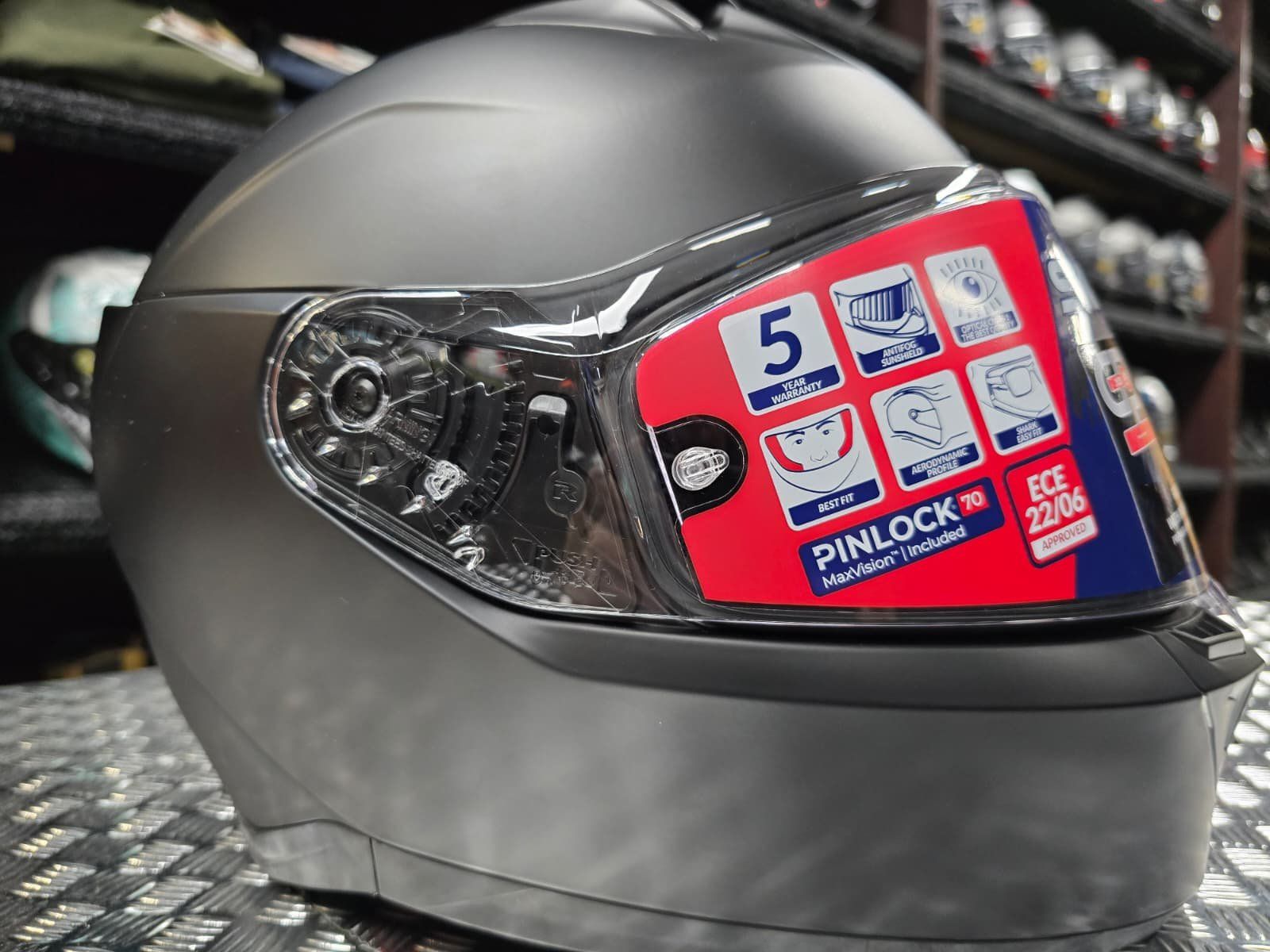 Caschi & visiere: Casque Shark Integral Skwal i3 Dark Shadow Edition mat – Nuovo e nell'imballaggio originale da Yverdon-les-Bains venduto da MotoFactory. 1