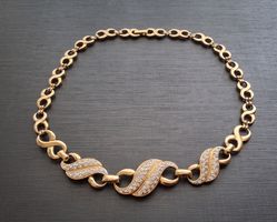 Halskette (goldfarbig mit Strasssteinchen)