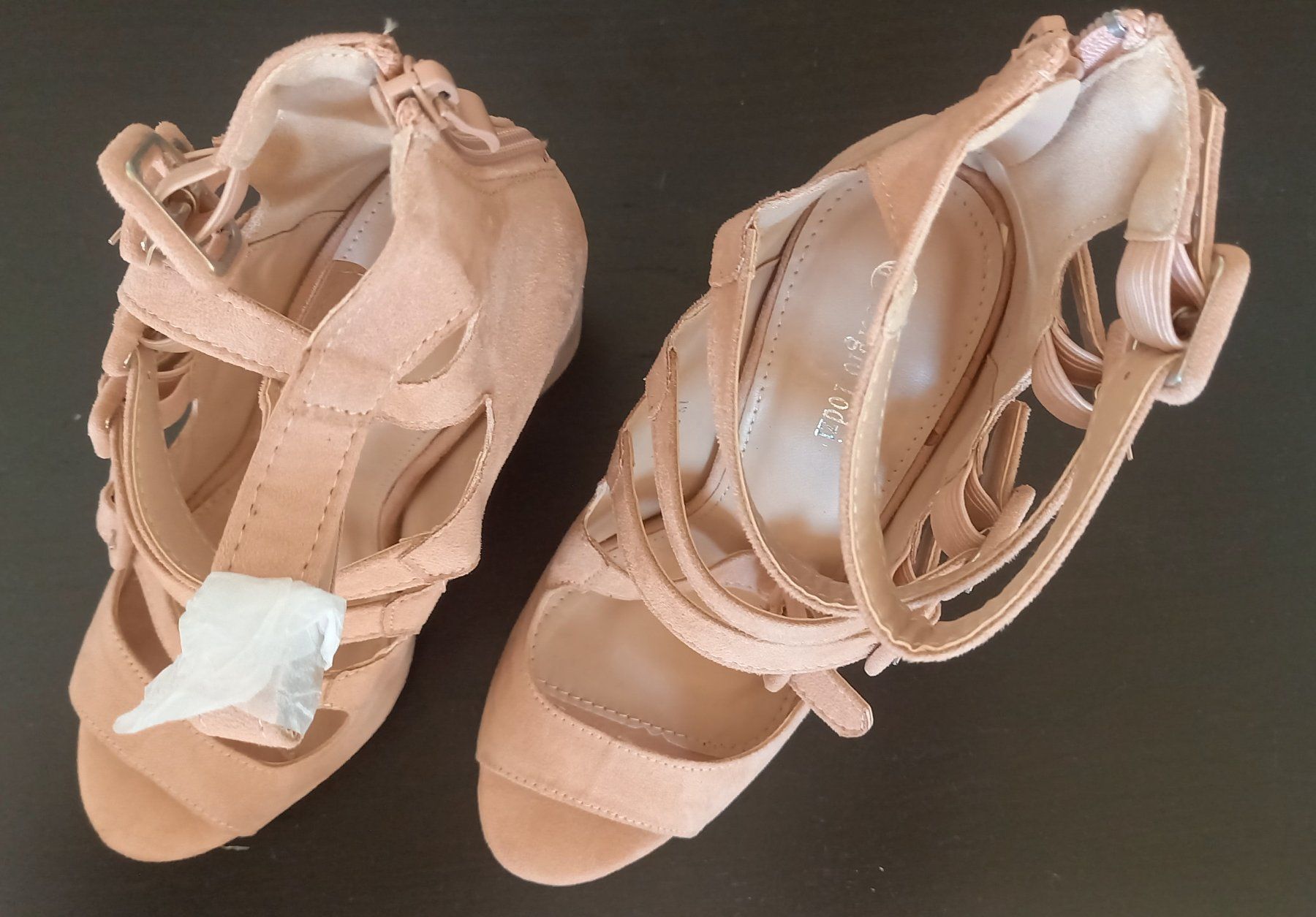 Scarpe da donna: Chaussures roses à boucles et fermeture éclair. – Nuovo (secondo la descrizione) da LE GRAND-SACONNEX venduto da nathyvan1974 1