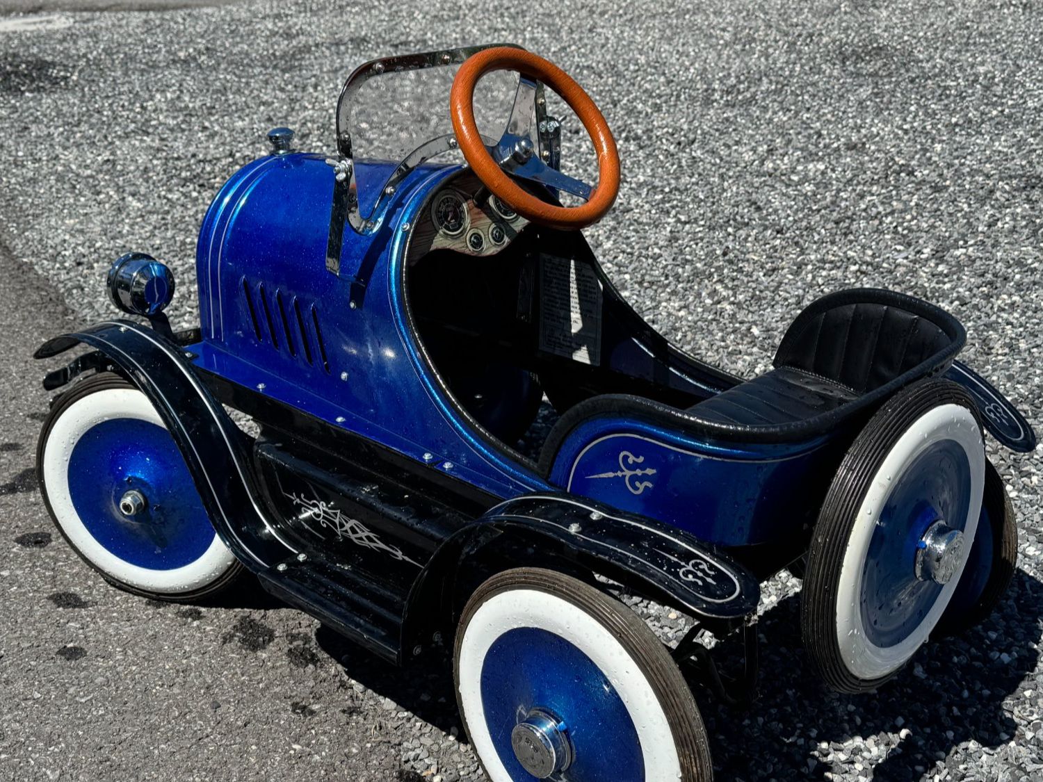 Véhicules pour enfants: Klassisches Metall-Tretauto im Oldtimer-Stil – D'occasion à Rothenthurm par records12 2