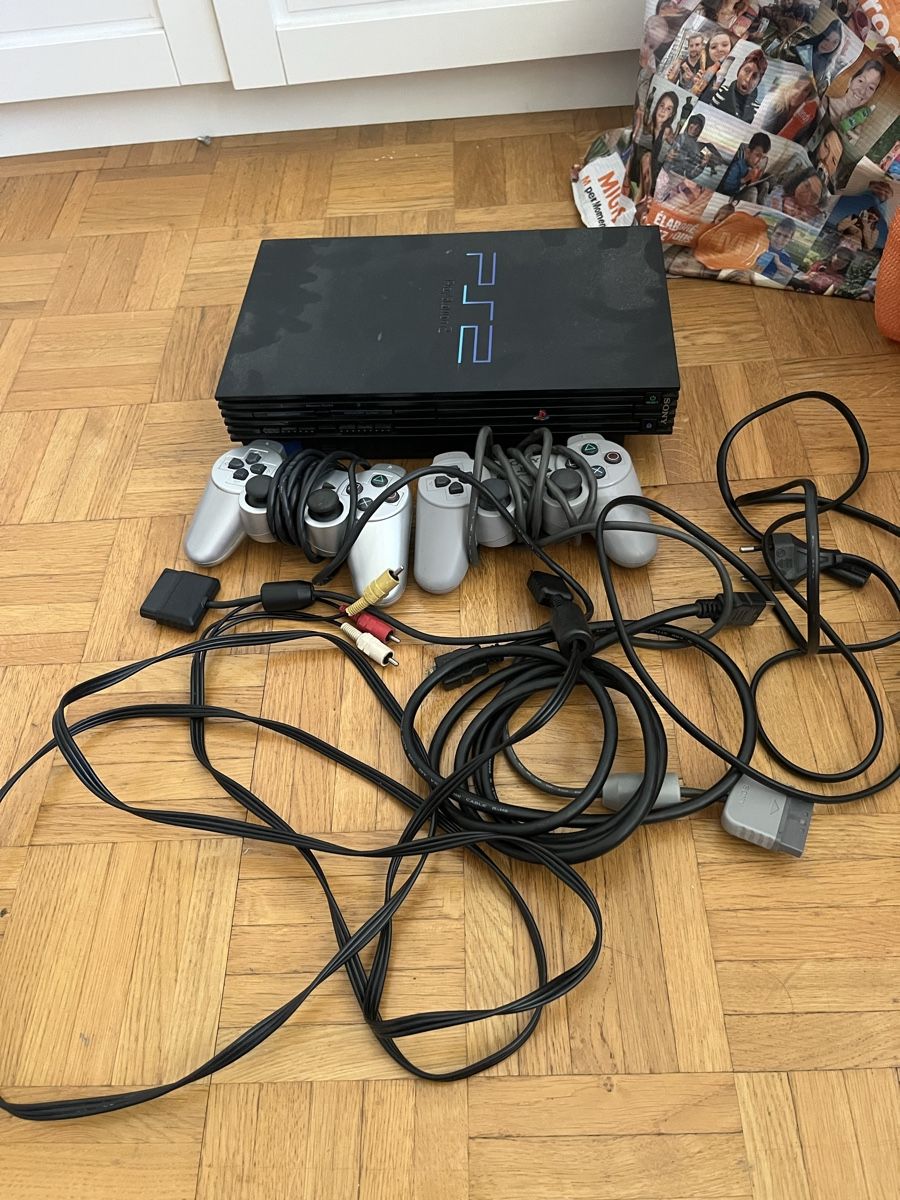 Sony Console: PlayStation 2 Console Bundle with 18 Games and Cables – Usato da Baar venduto da MelMel04