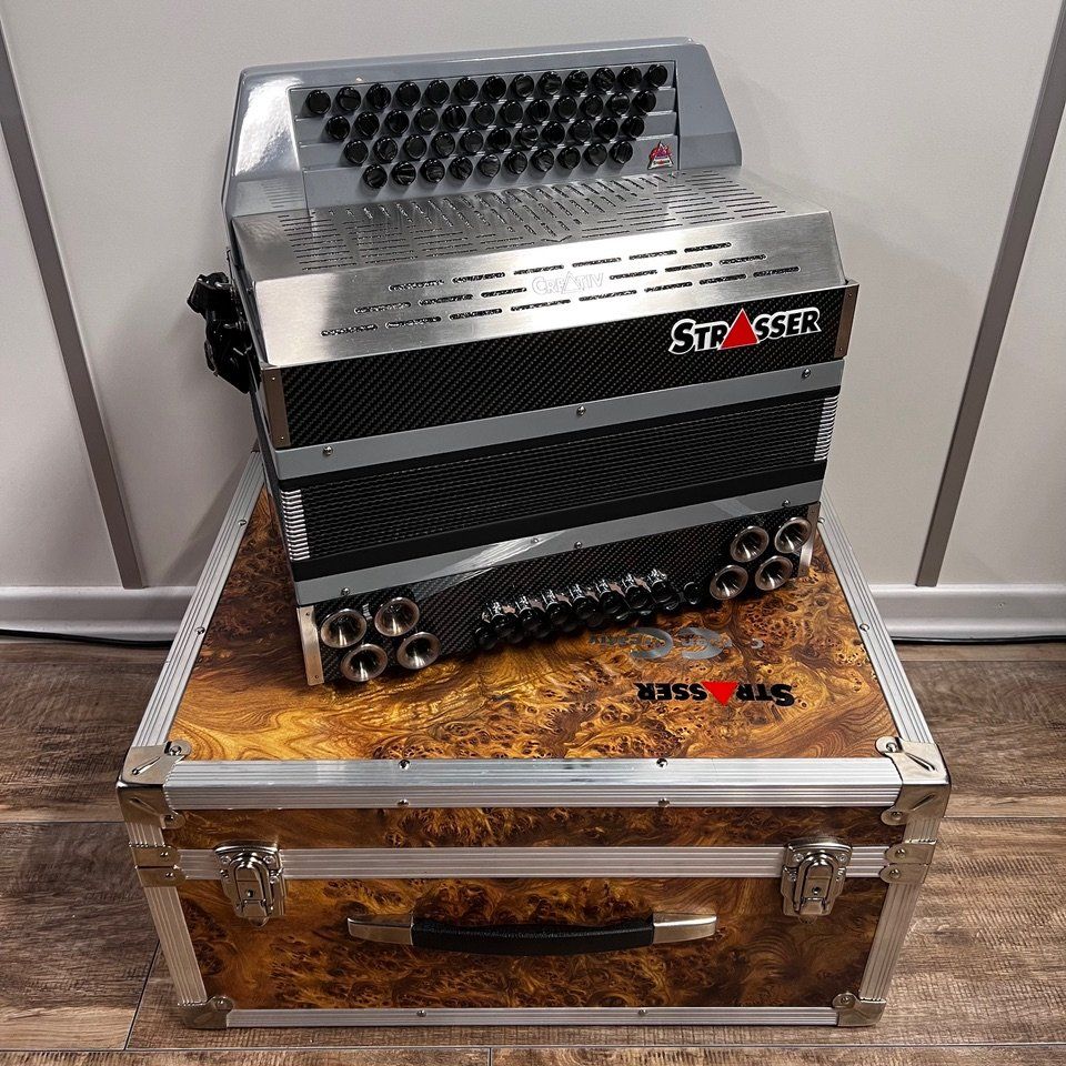 Strumenti musicali: Steirische Harmonika Strasser Carbon – Usato da Niederdorf venduto da Shophop 2