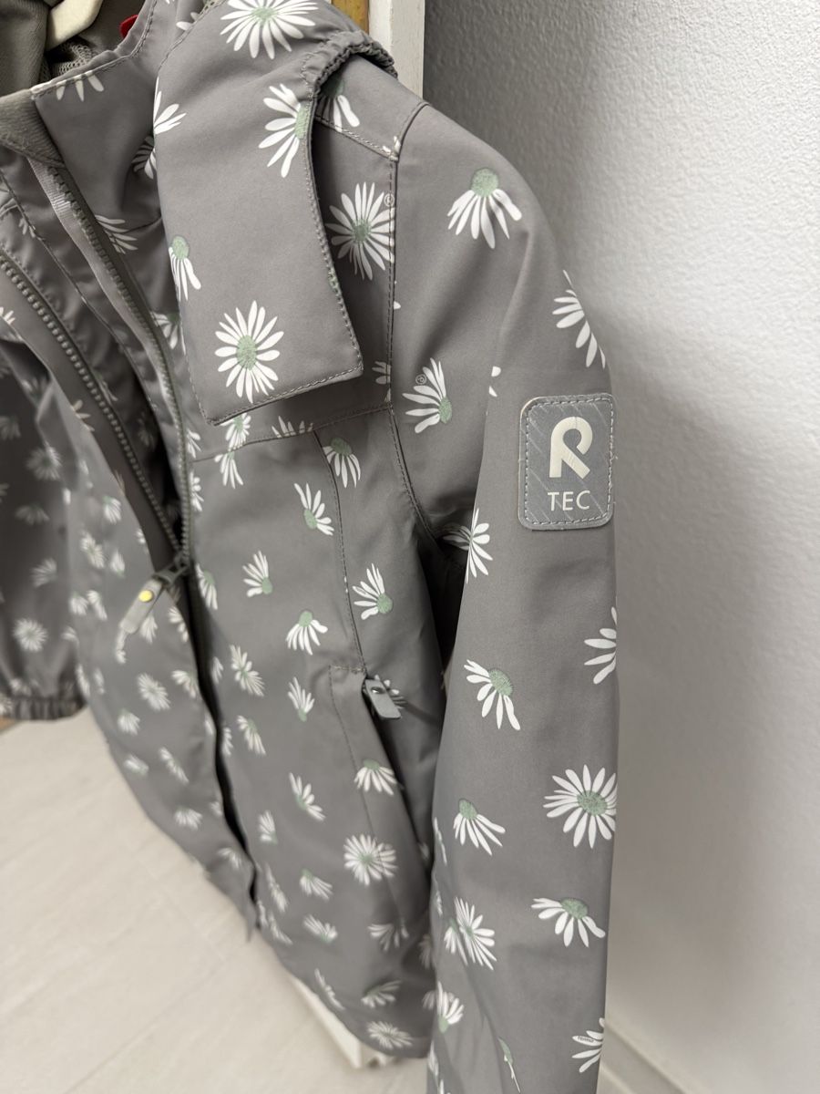 Reima Giacche & Cappotti: Reima Tec Regenjacke Gr. 134, Grau mit Blumenmuster – Usato da Zürich venduto da mirestar 3