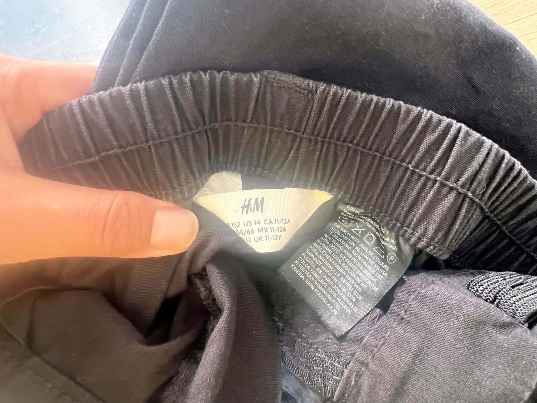 H&M Pantaloni: Schwarze Cargo-Hose von H&M, Grösse 152 – Usato da Muri b. Bern venduto da suedamerika1 2
