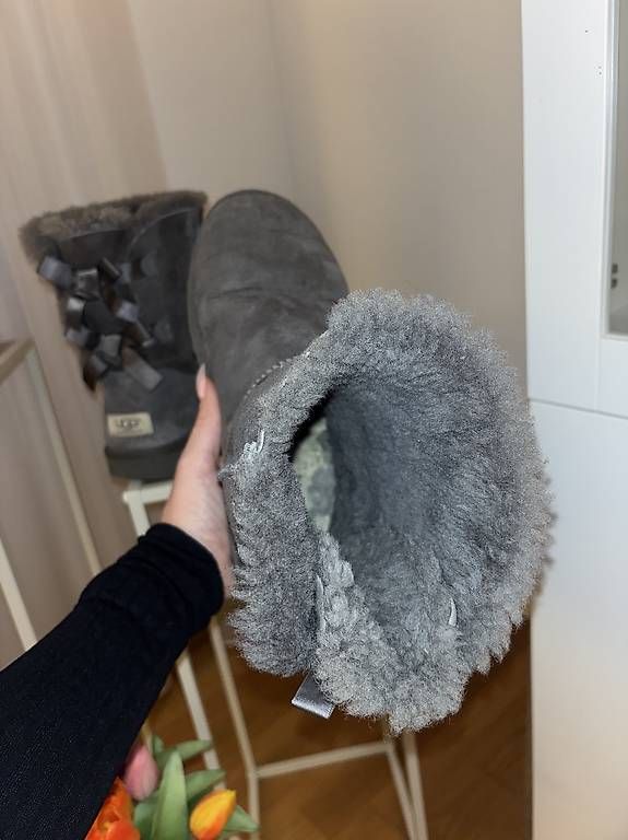 Scarpe da donna: Ugg Boots mit Schleife grau, Grosse 39 – Usato da Obergösgen venduto da Lulu_ 3